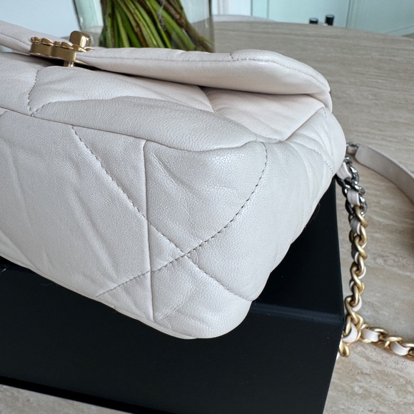 Chanel Medium 19 Flap Bag - Picture 3 of 11
